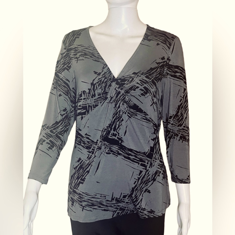 Ann Taylor gray and black 3/4 sleeve pullover v-neck